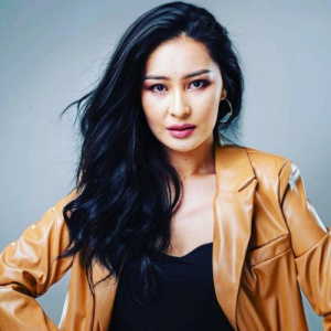 Песня Мадина Келгенбай – Өзіңмен өмір өзгеше