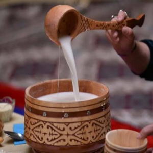 Песня Ғалия & Ұлжан – Қымыз құйғыш