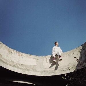 Песня Zineken, Anuar Zharassuly – Kimmin sagan (Acoustic Live)