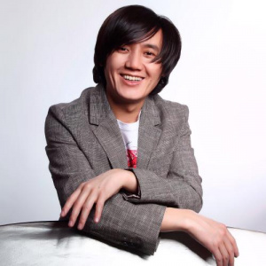 Песня Айбек Мұхамедәлі – Қызыл көйлек киген қыз