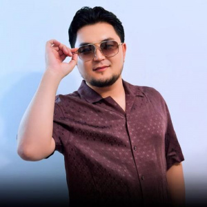 Песня Сагдат Булебаев – СУПЕР ДЕВУШКА