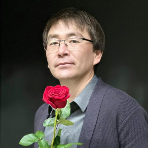 Песня Нұрым Қойгелдиев – Гүл сыйлайық әйелге