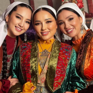 Песня Zhazira Bairbekova, Салтанат Бақаева, Альбина Шардарова – Абысын-ажындар