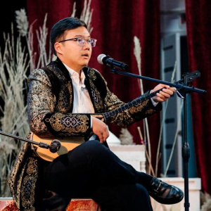 Песня Жомарт Маратов – Тіл барында сайрайын